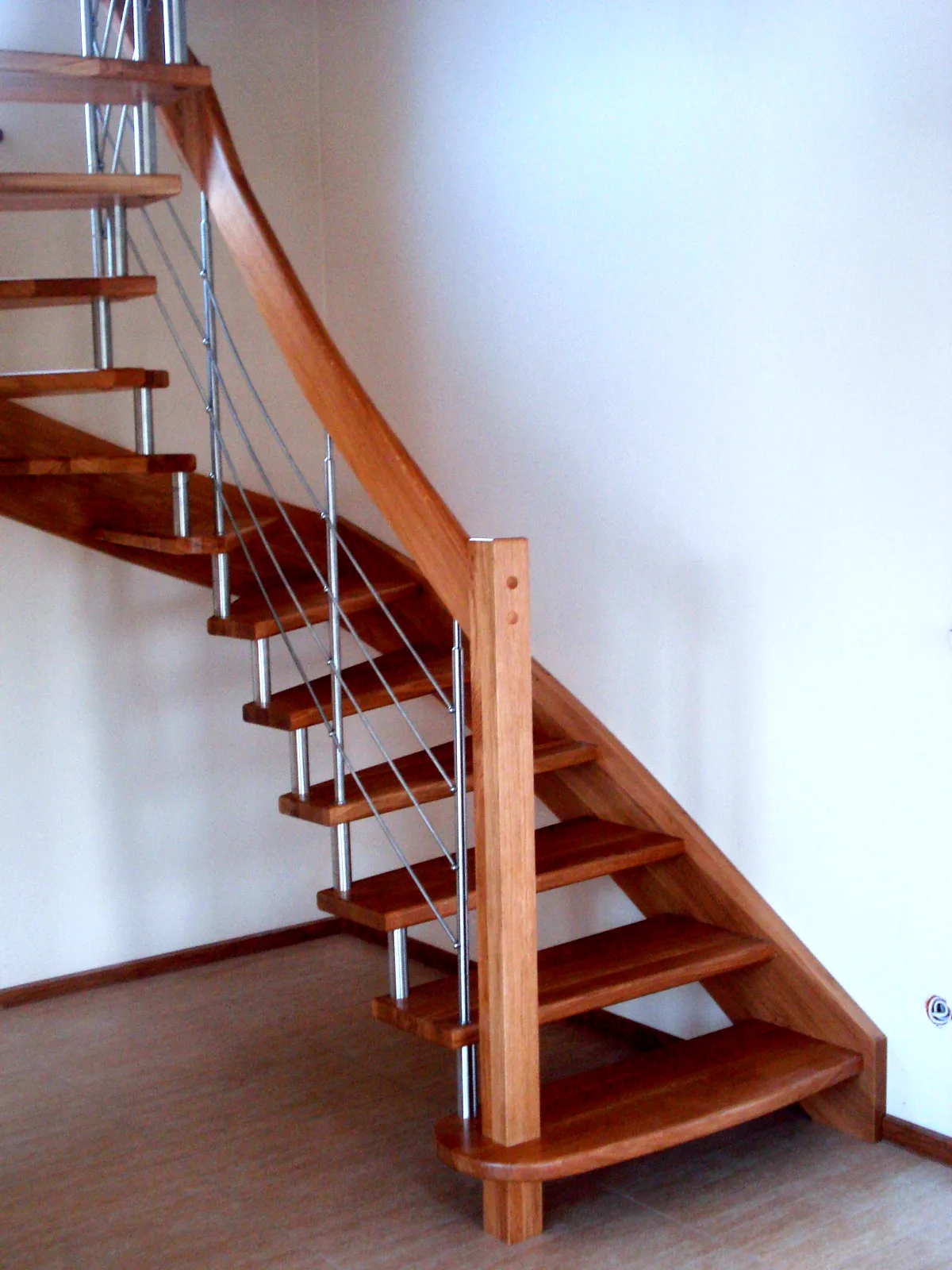 Bolzentreppe in L-Form (90°-Wendung) – Eiche natur, Stahlgeländer – Projekt von Treppen Sonsala