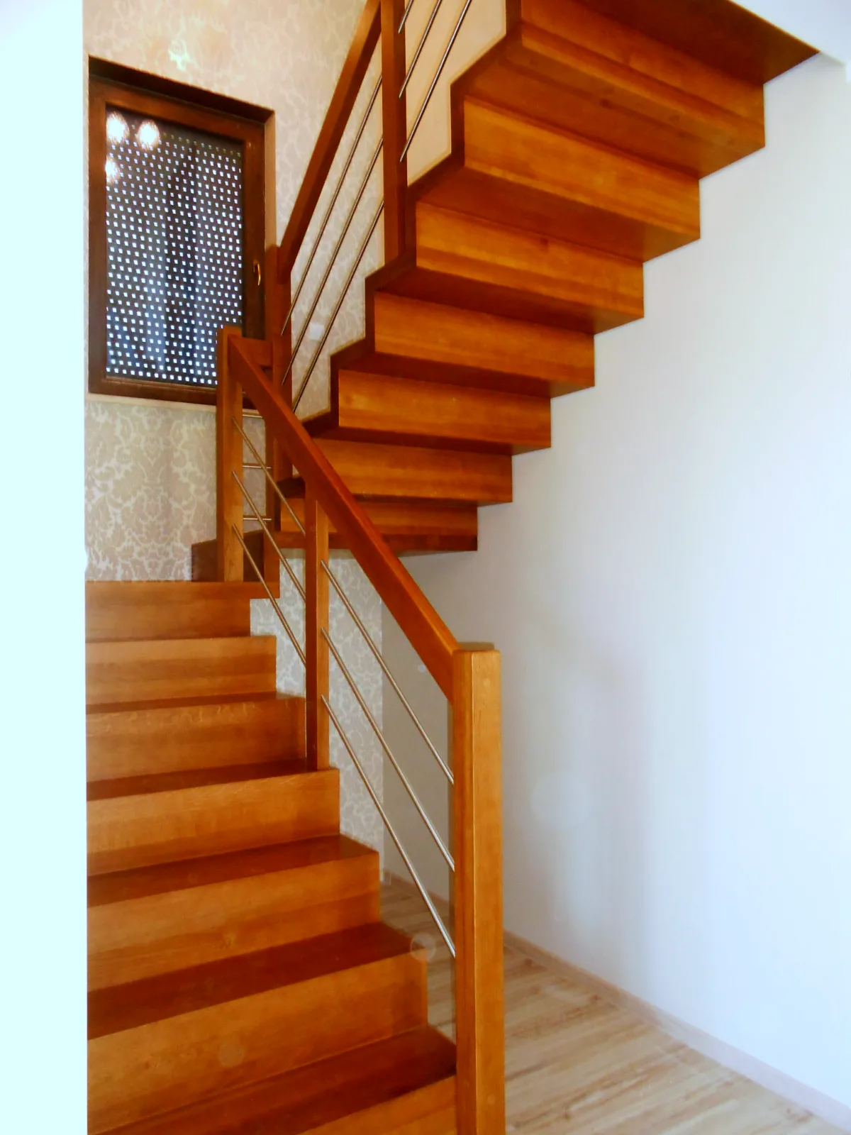 Faltwerktreppe in L-Form (90°-Wendung) – Eiche natur, Stahlgeländer – Projekt von Treppen Sonsala