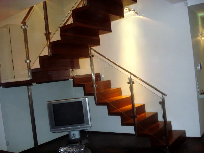 Faltwerktreppe in U-Form (180°-Wendung) – dunkles Holz, Glasgeländer – Projekt von Treppen Sonsala