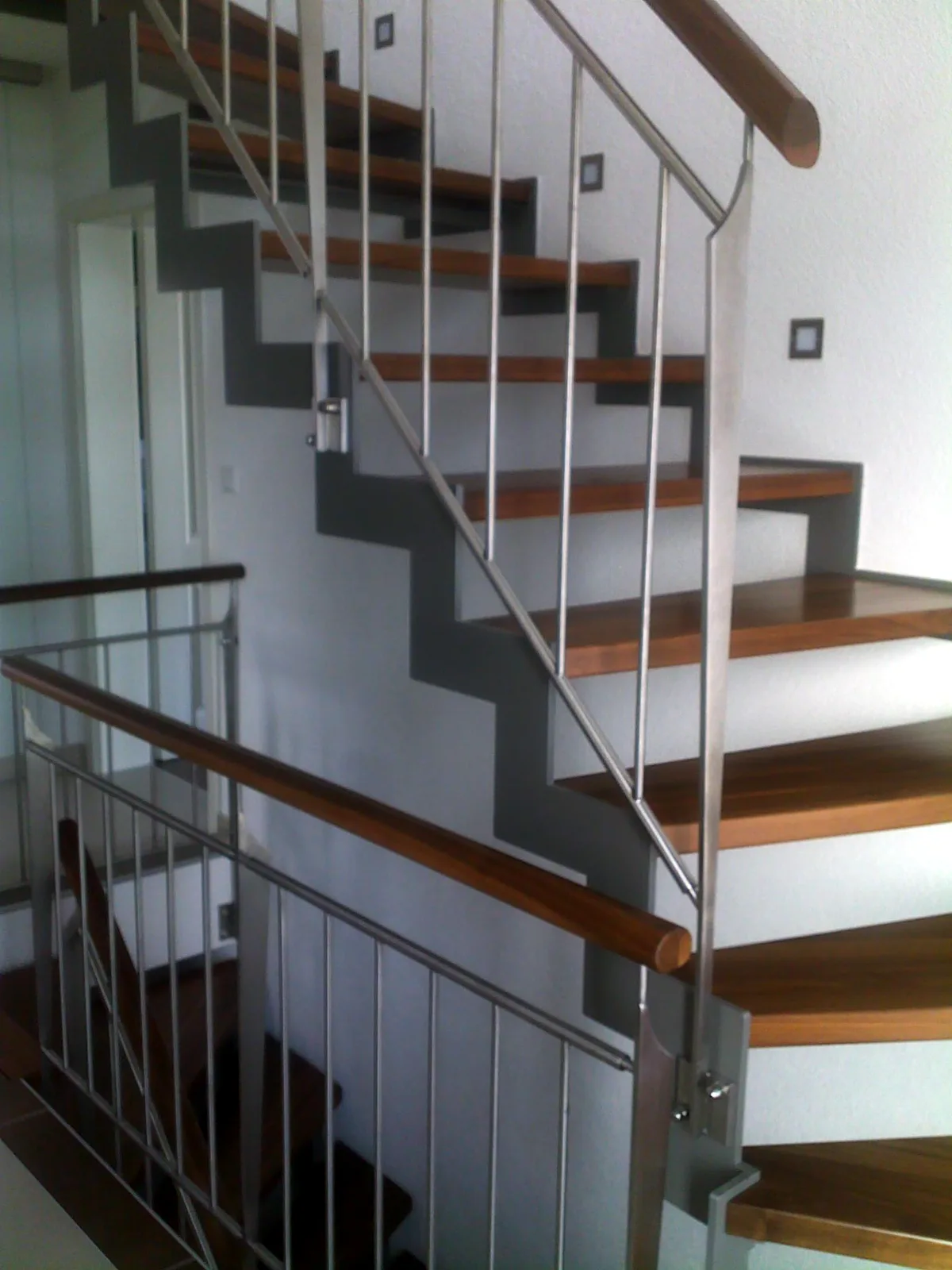 Flachstahltreppe in U-Form (180°-Wendung) – Eiche natur, Stahlgeländer – Projekt von Treppen Sonsala