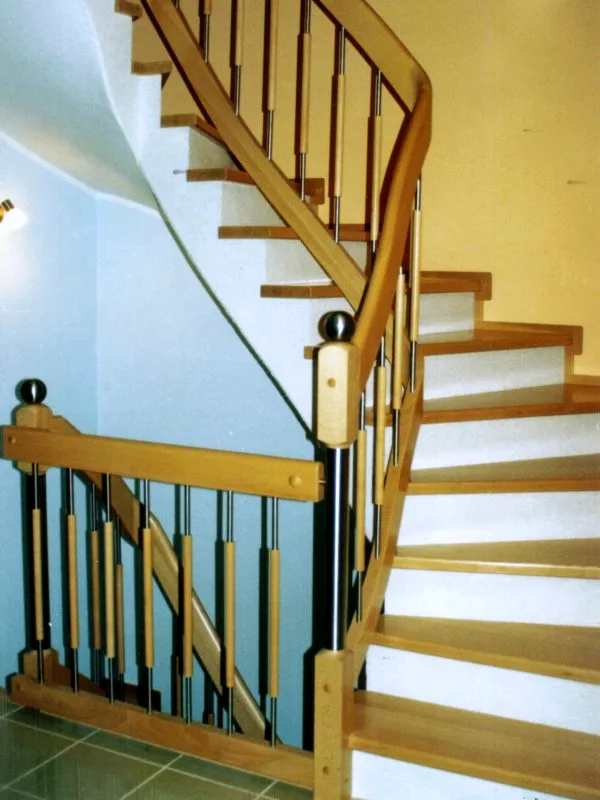 Holzverkleidung für Betontreppe in U-Form (180°-Wendung) – Eiche natur, Holzgeländer – Projekt von Treppen Sonsala