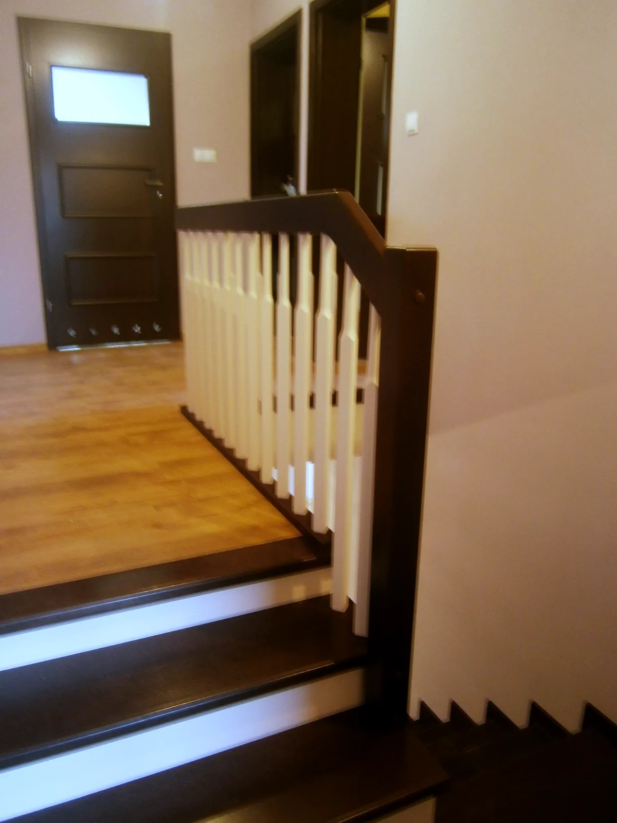 Holzverkleidung für Betontreppe – dunkles Holz, Holzgeländer – Projekt von Treppen Sonsala