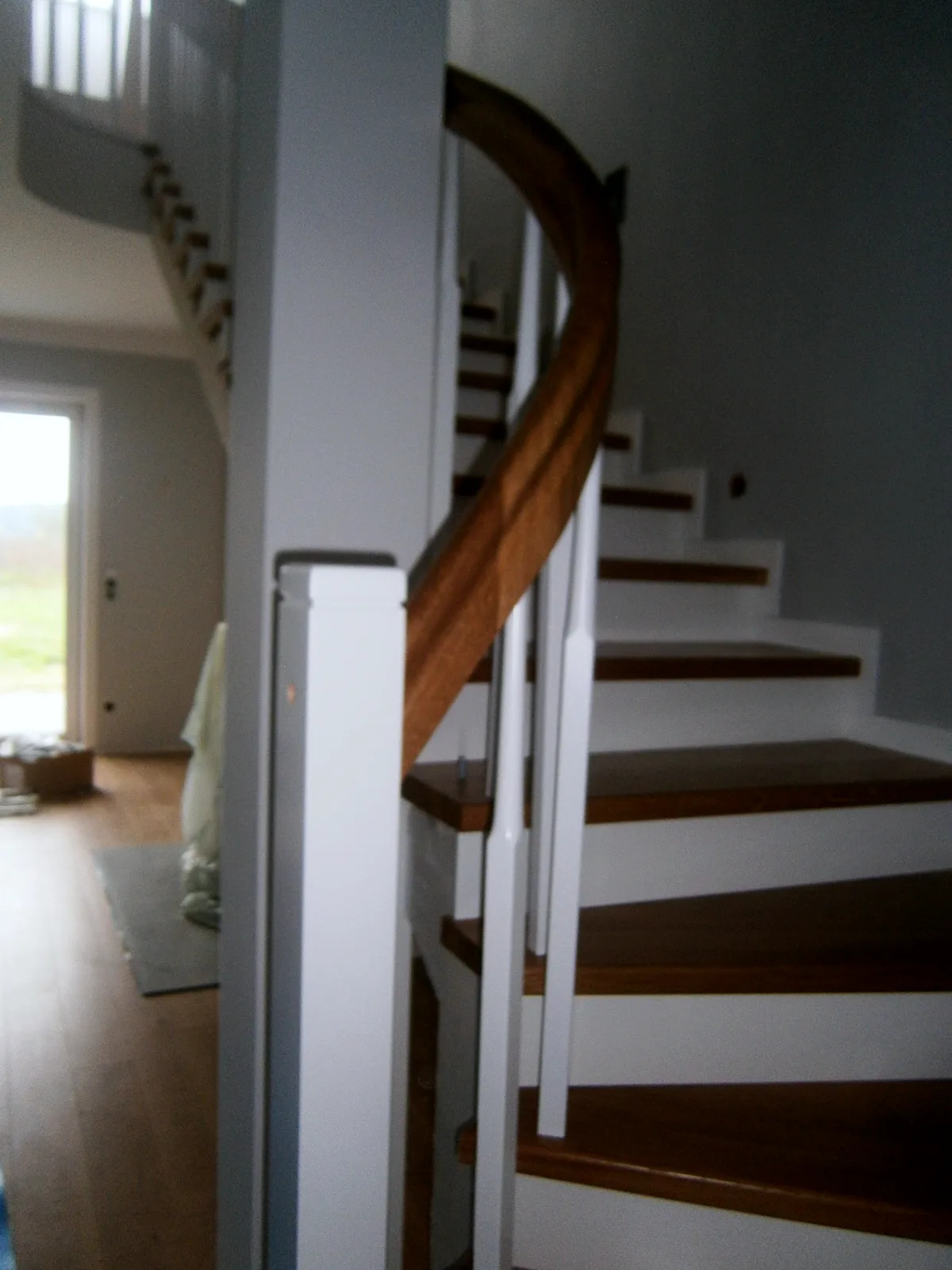 Holzverkleidung für Betontreppe in L-Form (90°-Wendung) – dunkles Holz, Holzgeländer – Projekt von Treppen Sonsala