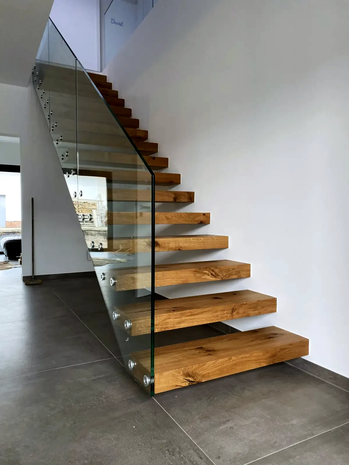 Kragarmtreppe – Eiche natur, Glasgeländer – Projekt von Treppen Sonsala