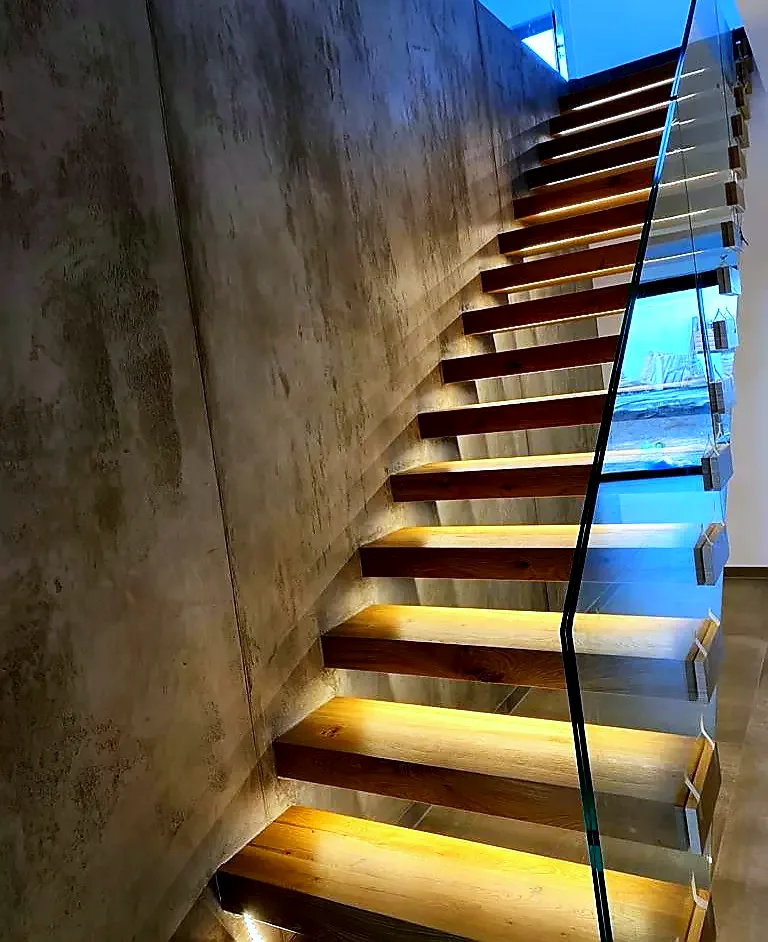 Kragarmtreppe – Eiche natur, Glasgeländer, LED-Stufenlicht – Projekt von Treppen Sonsala