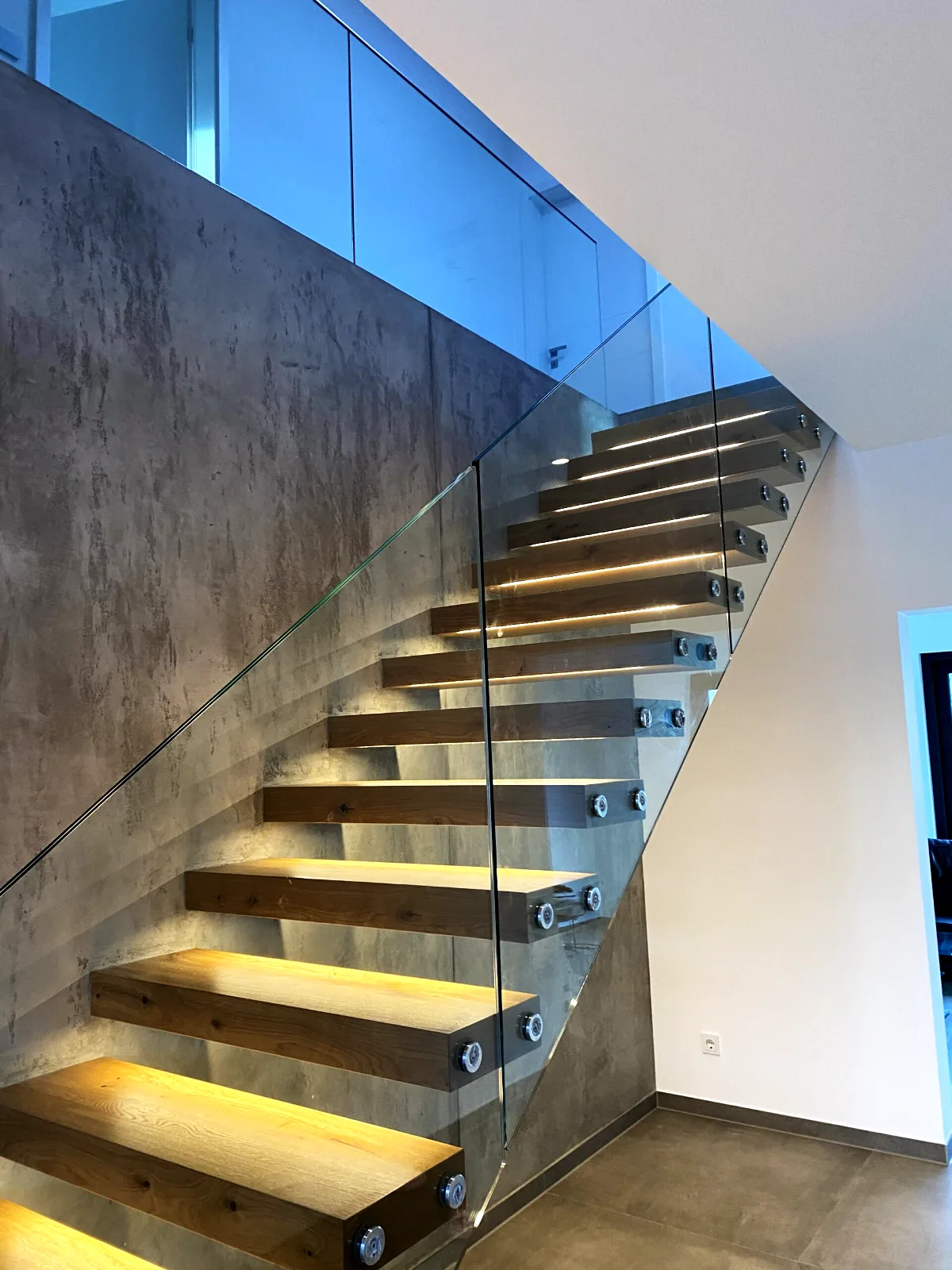 Kragarmtreppe – Eiche natur, Glasgeländer, LED-Stufenlicht – Projekt von Treppen Sonsala