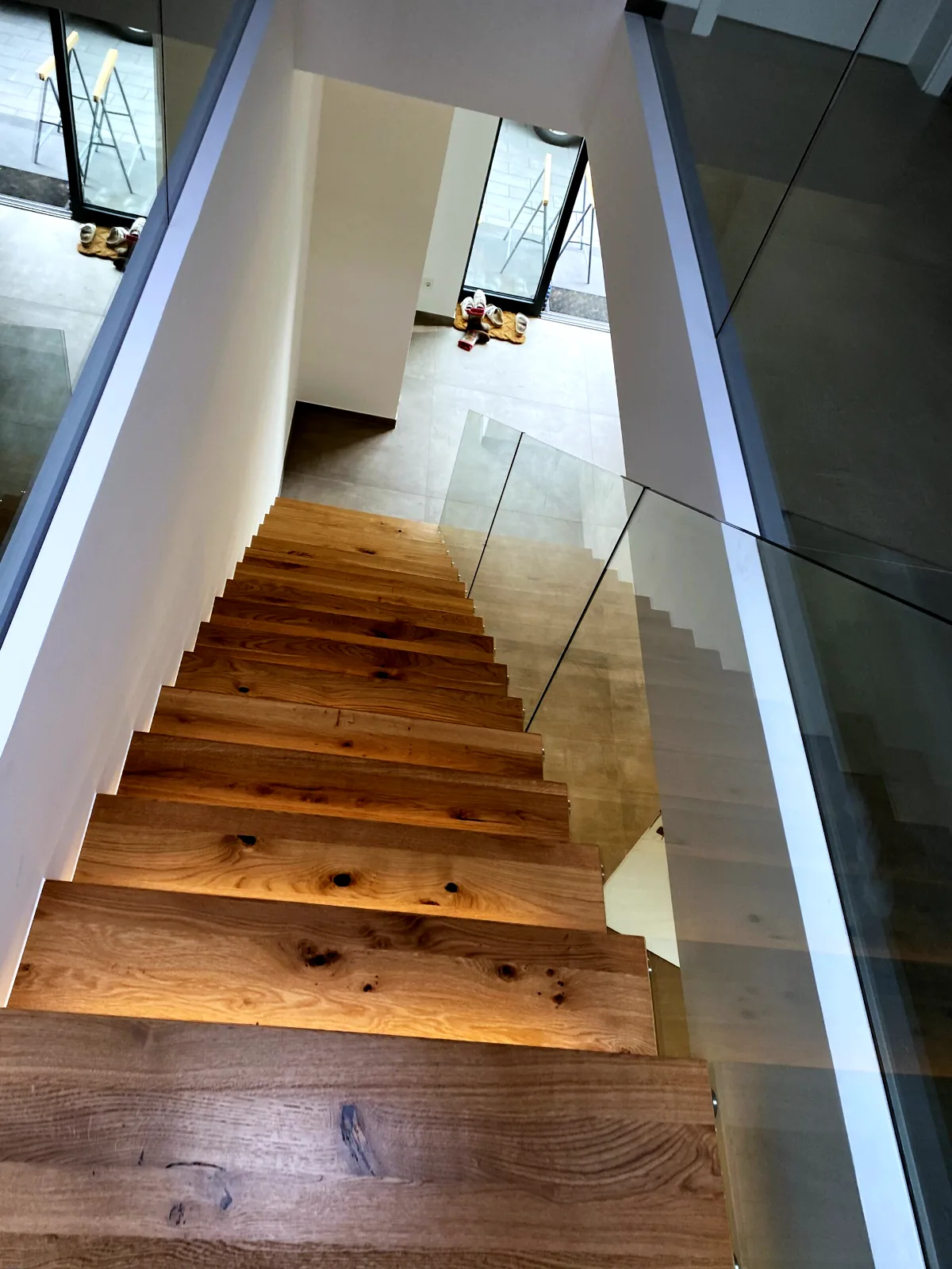 Kragarmtreppe – Eiche natur, Glasgeländer, LED-Stufenlicht – Projekt von Treppen Sonsala