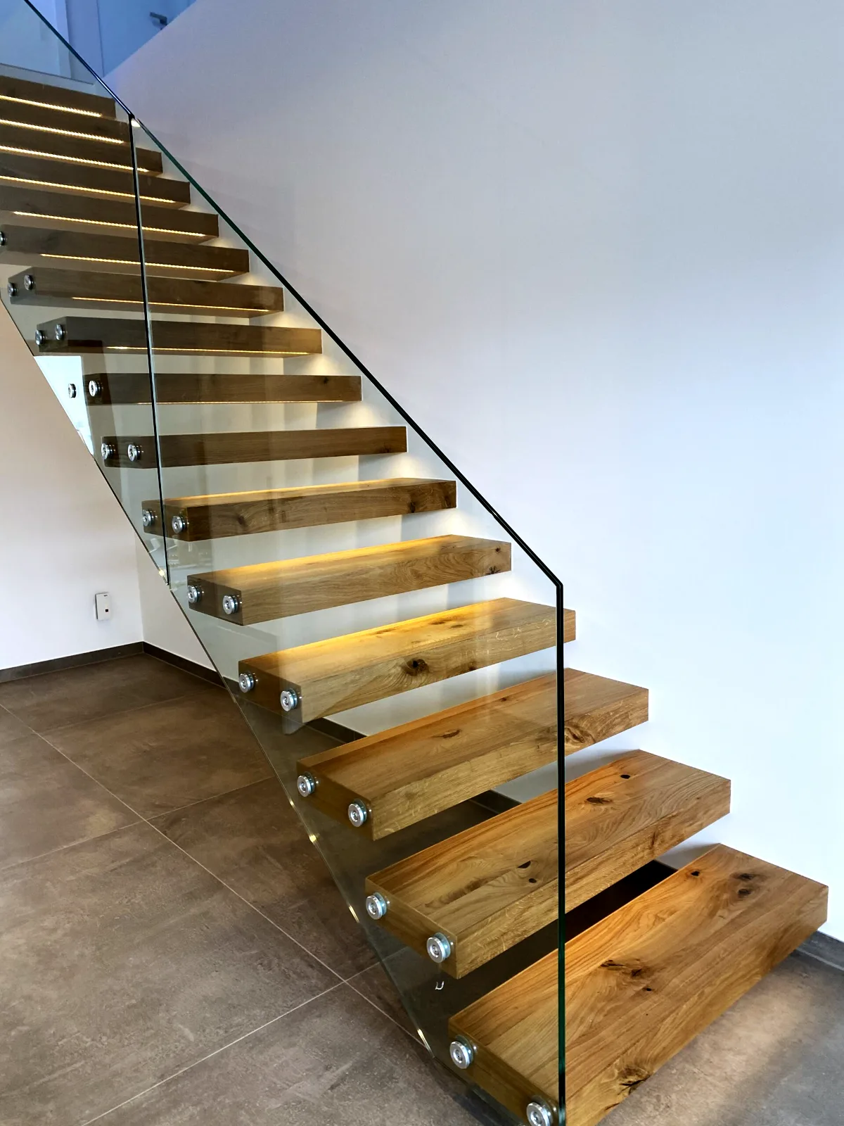 Kragarmtreppe – Eiche natur, Glasgeländer, LED-Stufenlicht – Projekt von Treppen Sonsala
