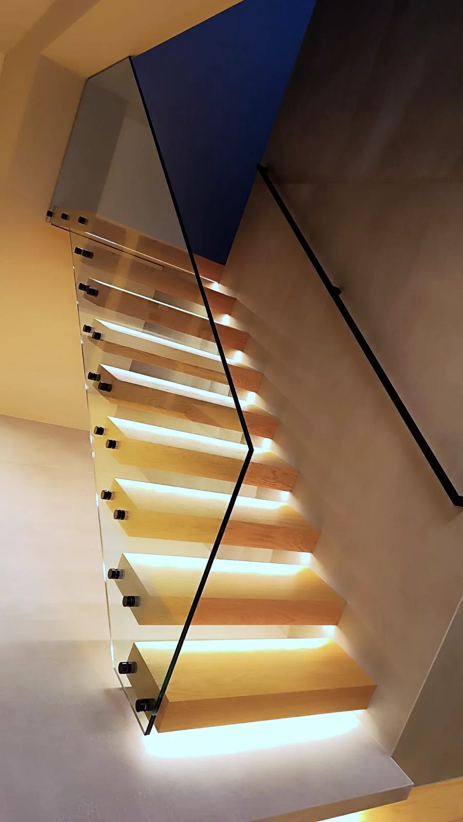 Kragarmtreppe – Eiche natur, Glasgeländer, LED-Stufenlicht, Handlauf an der Wand – Projekt von Treppen Sonsala