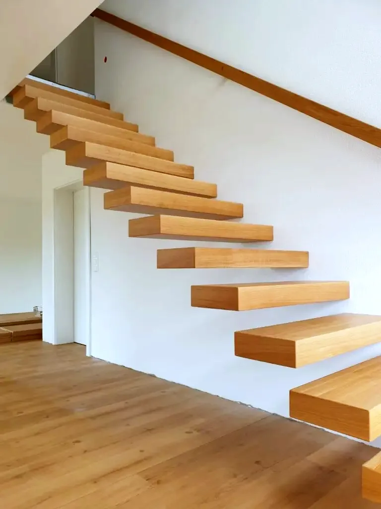 Kragarmtreppe – Eiche natur, ohne Geländer, Handlauf an der Wand – Projekt von Treppen Sonsala