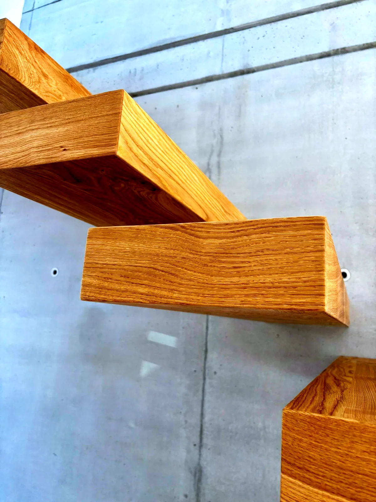 Kragarmtreppe – Eiche natur, ohne Geländer, Detail – Projekt von Treppen Sonsala