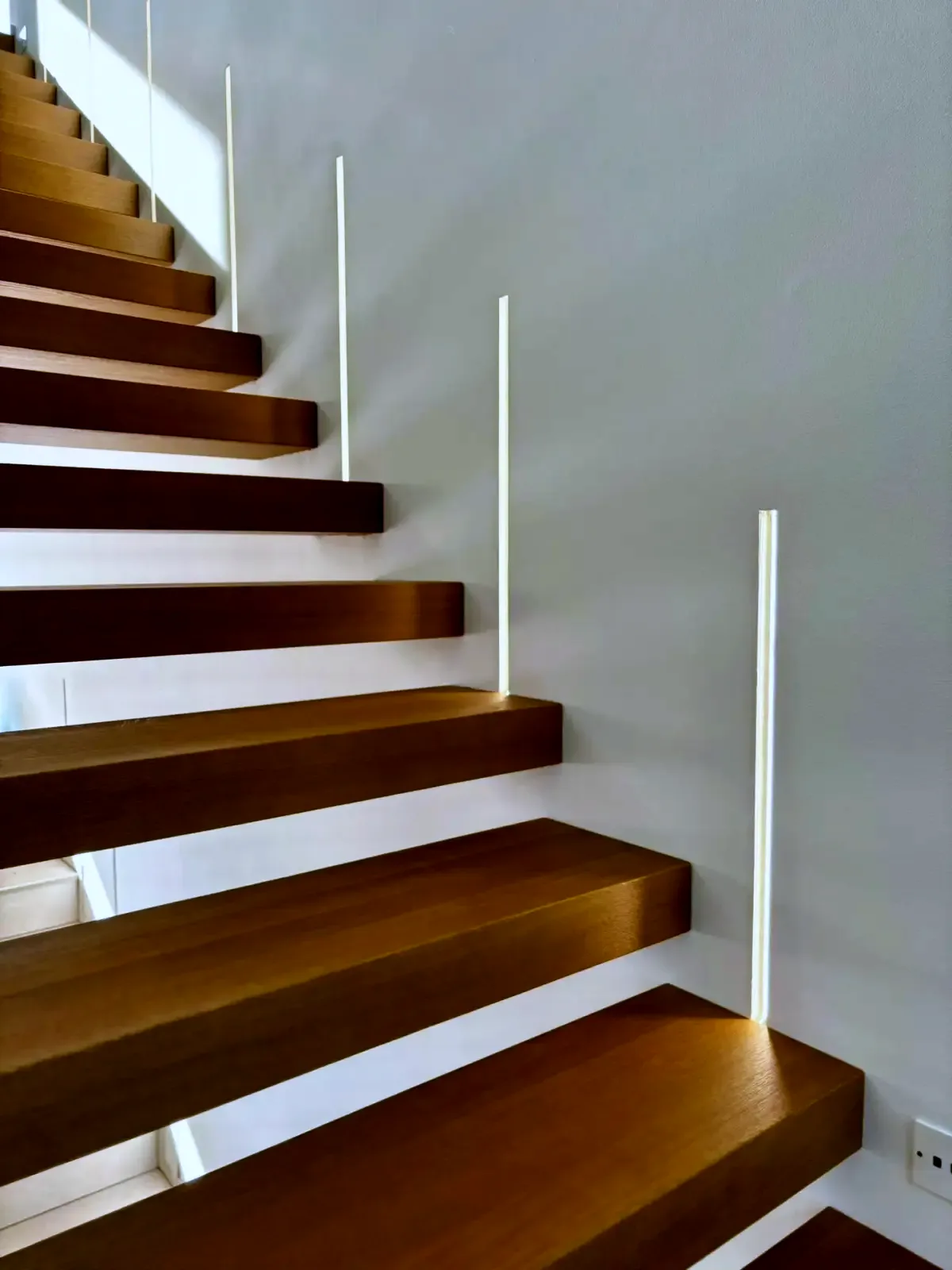 Kragarmtreppe – Eiche natur, ohne Geländer, LED-Lichtfugen – Projekt von Treppen Sonsala
