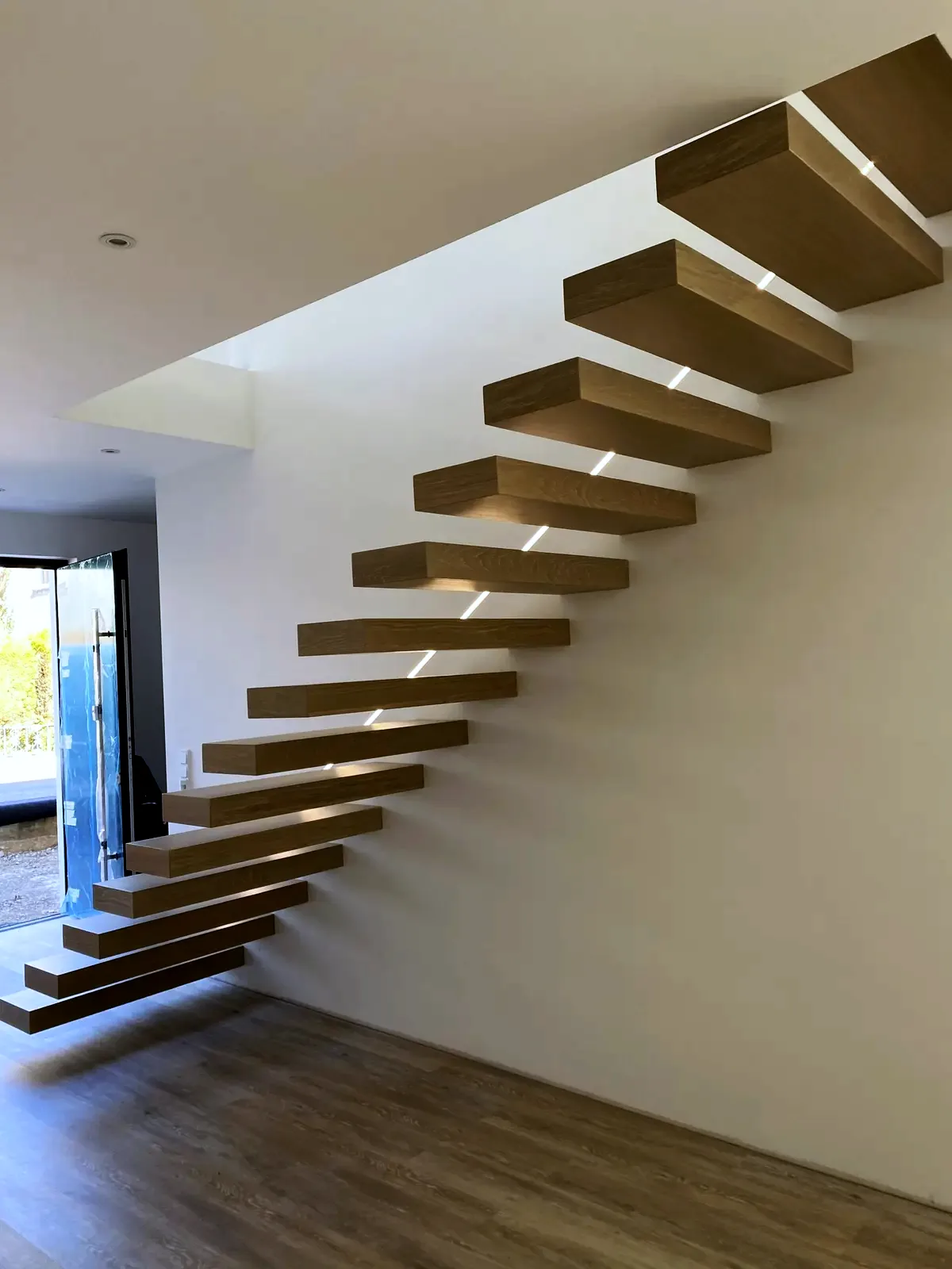 Kragarmtreppe – Eiche natur, ohne Geländer, LED-Wandspots – Projekt von Treppen Sonsala