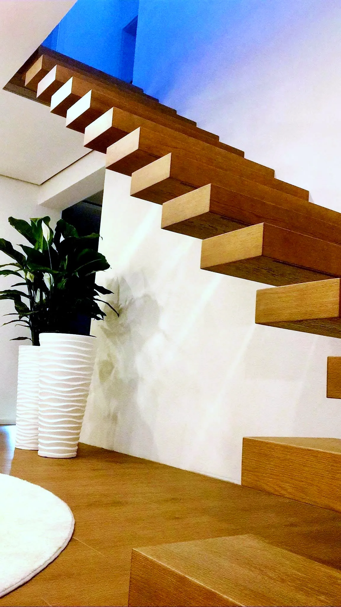 Kragarmtreppe mit Antrittspodest – Eiche natur, ohne Geländer – Projekt von Treppen Sonsala