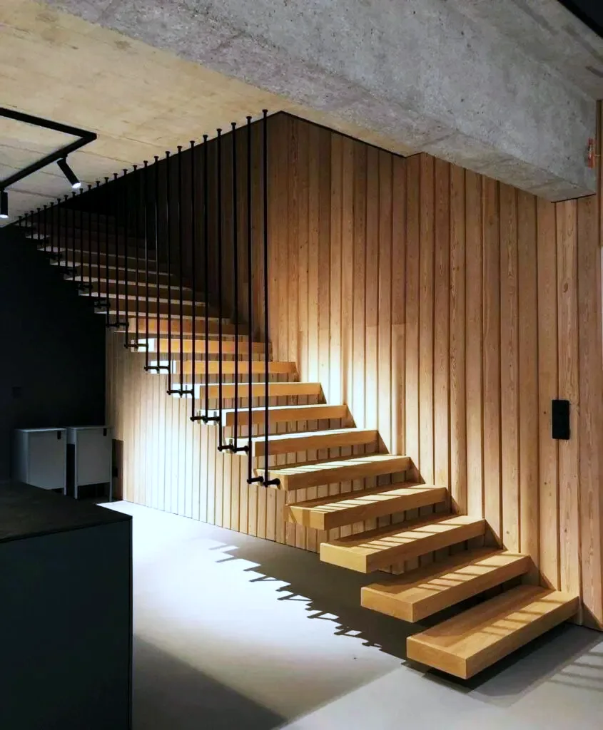 Kragarmtreppe – Eiche natur, Stahlgeländer – Projekt von Treppen Sonsala
