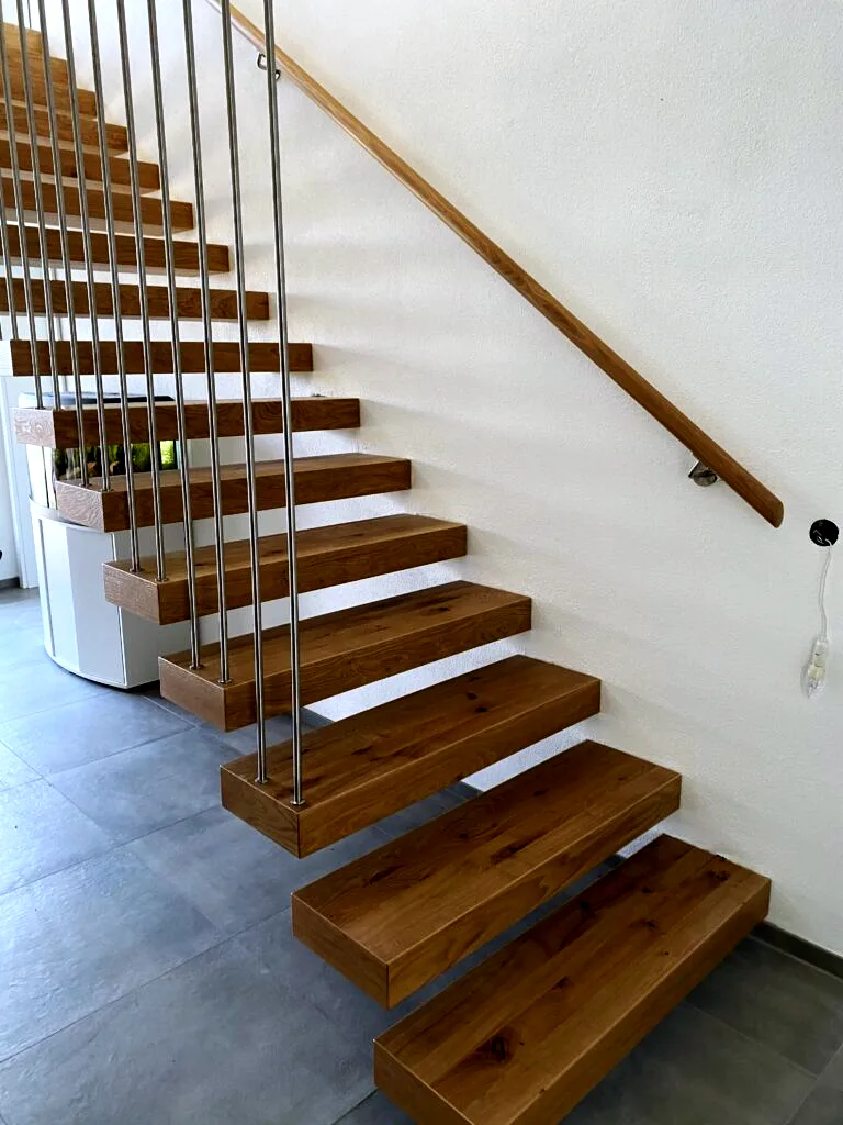 Kragarmtreppe – Eiche natur, Stahlgeländer, Handlauf an der Wand – Projekt von Treppen Sonsala