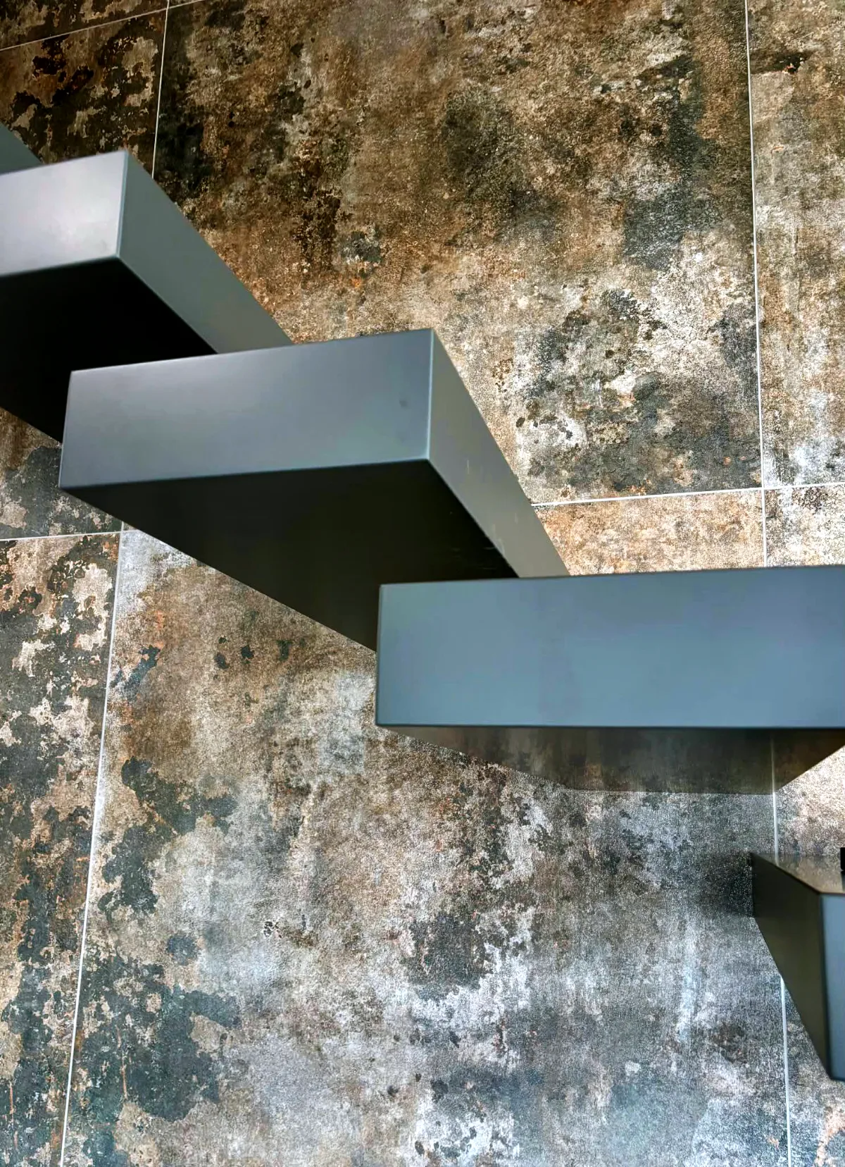 Kragarmtreppe – graue Stufen, ohne Geländer, Detail – Projekt von Treppen Sonsala