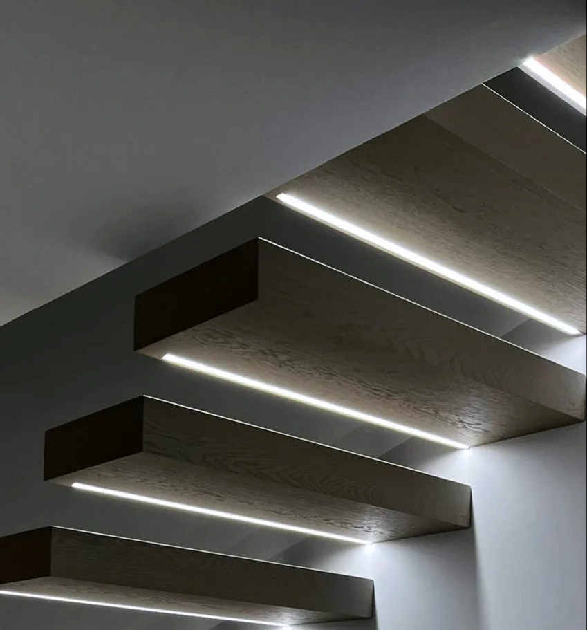 Kragarmtreppe – graue Stufen, ohne Geländer, LED-Stufenlicht, Detail – Projekt von Treppen Sonsala