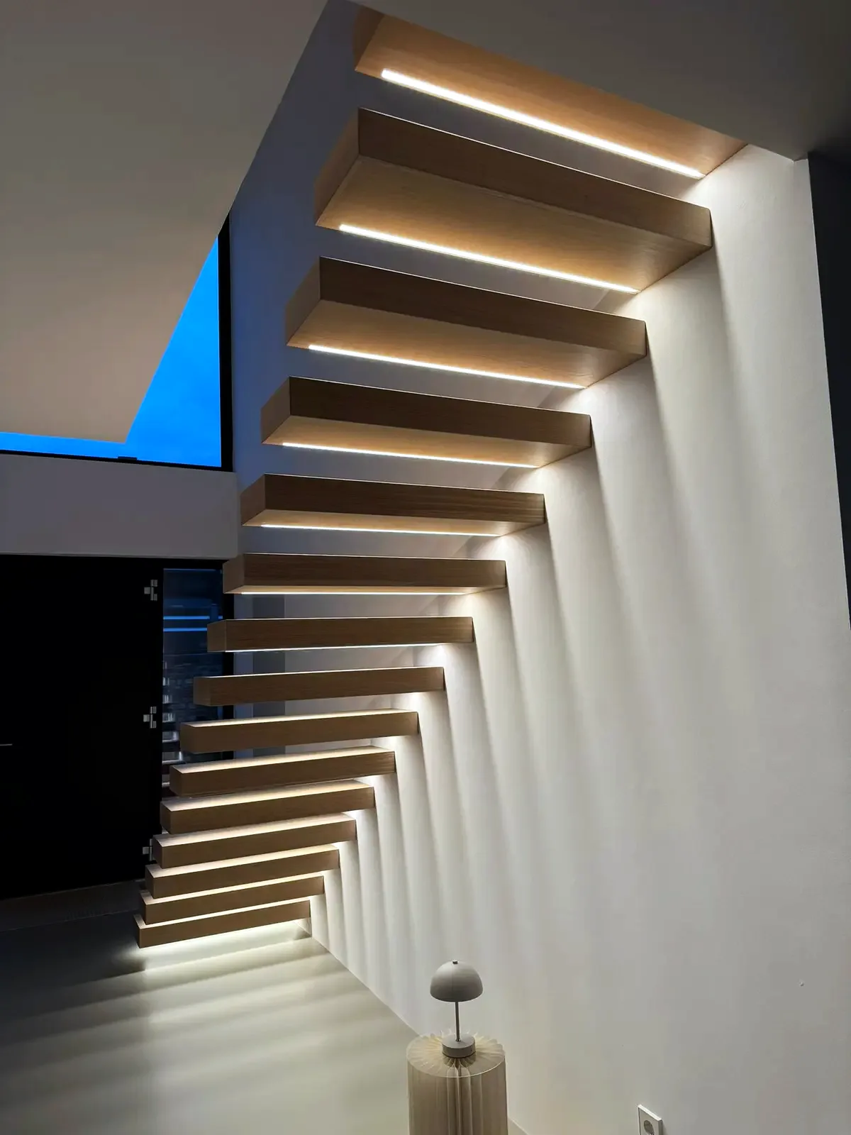 Kragarmtreppe – graue Stufen, ohne Geländer, LED-Stufenlicht – Projekt von Treppen Sonsala