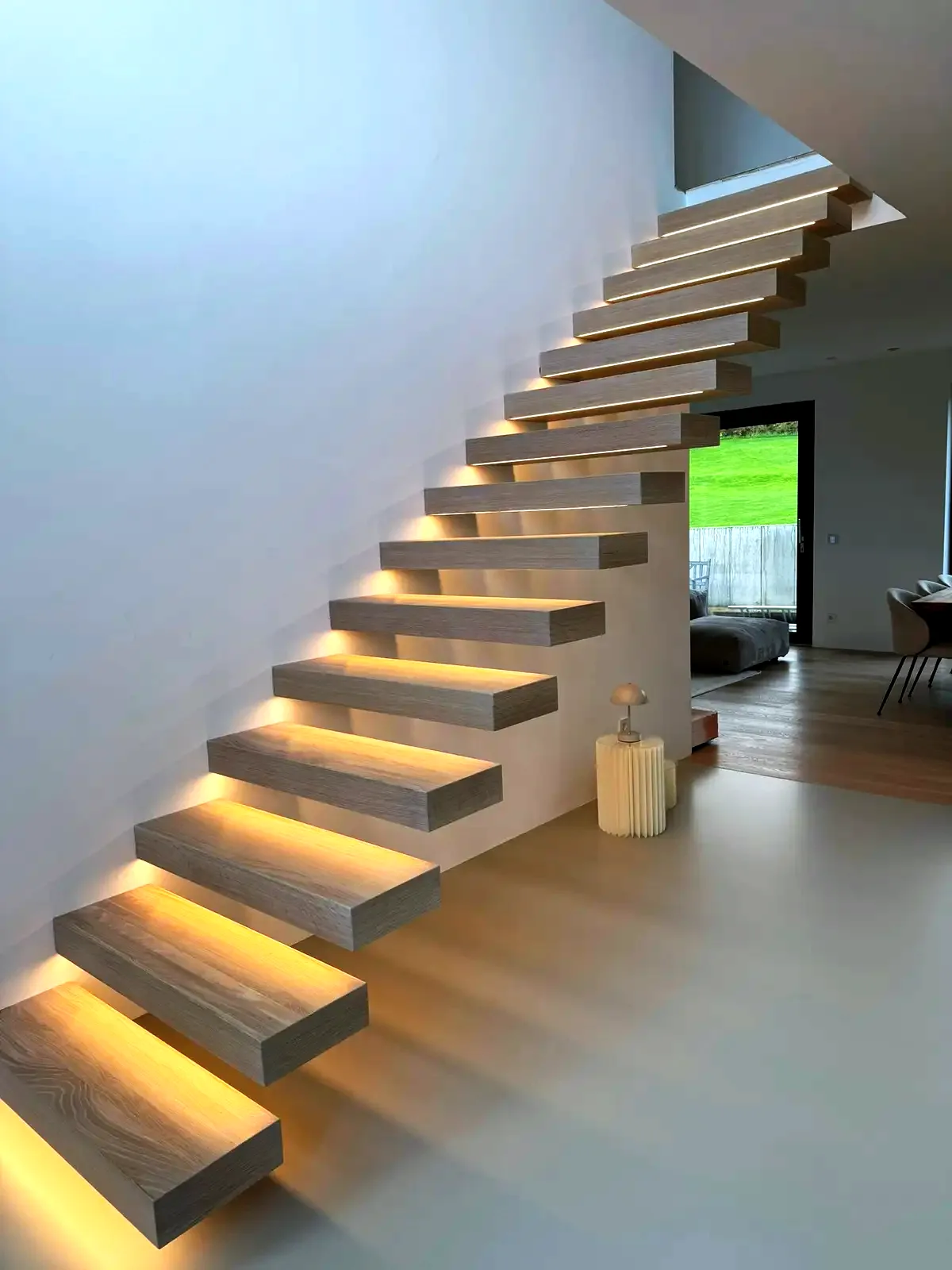 Kragarmtreppe – graue Stufen, ohne Geländer, LED-Stufenlicht – Projekt von Treppen Sonsala
