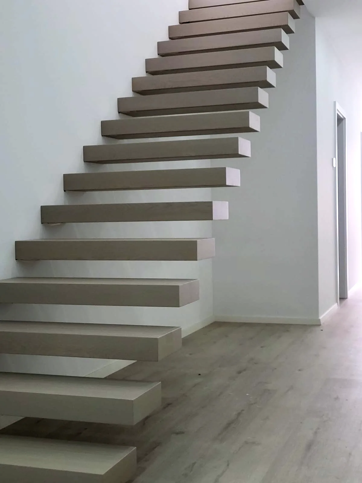 Kragarmtreppe – graue Stufen, ohne Geländer – Projekt von Treppen Sonsala