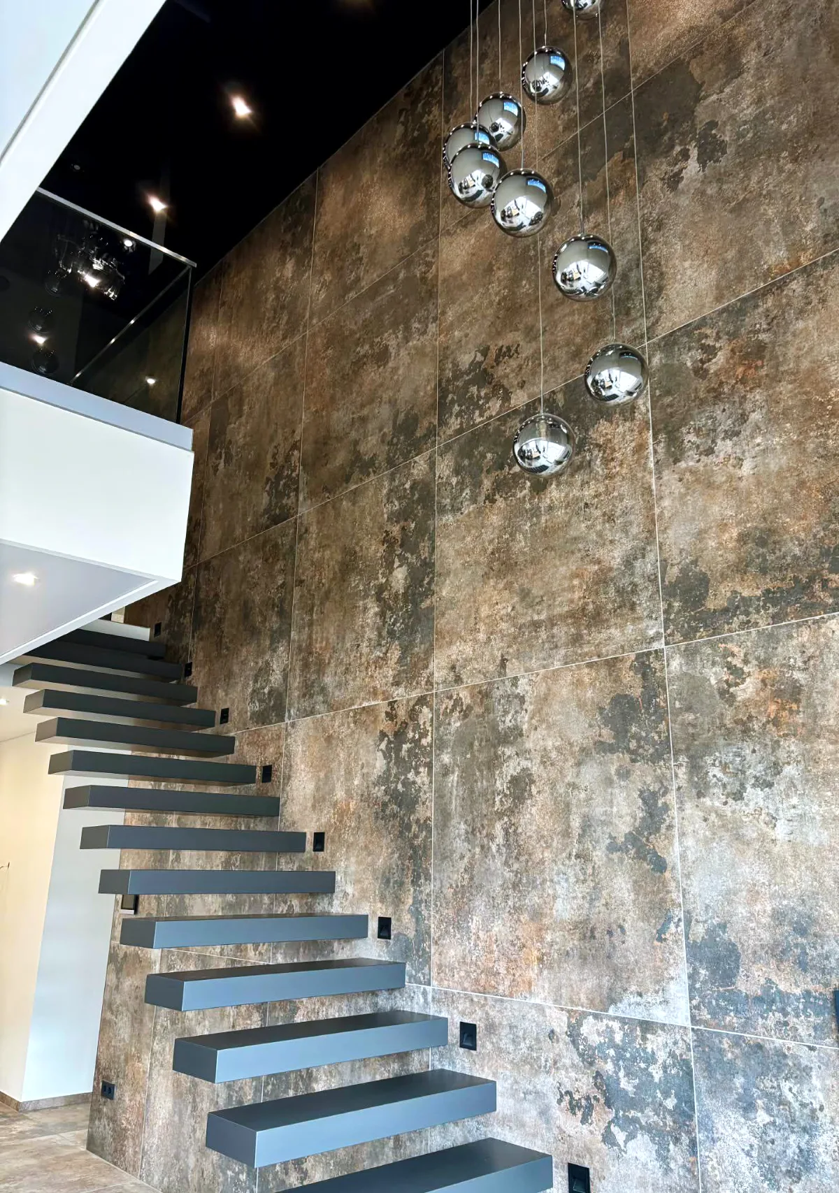 Kragarmtreppe – graue Stufen, ohne Geländer – Projekt von Treppen Sonsala