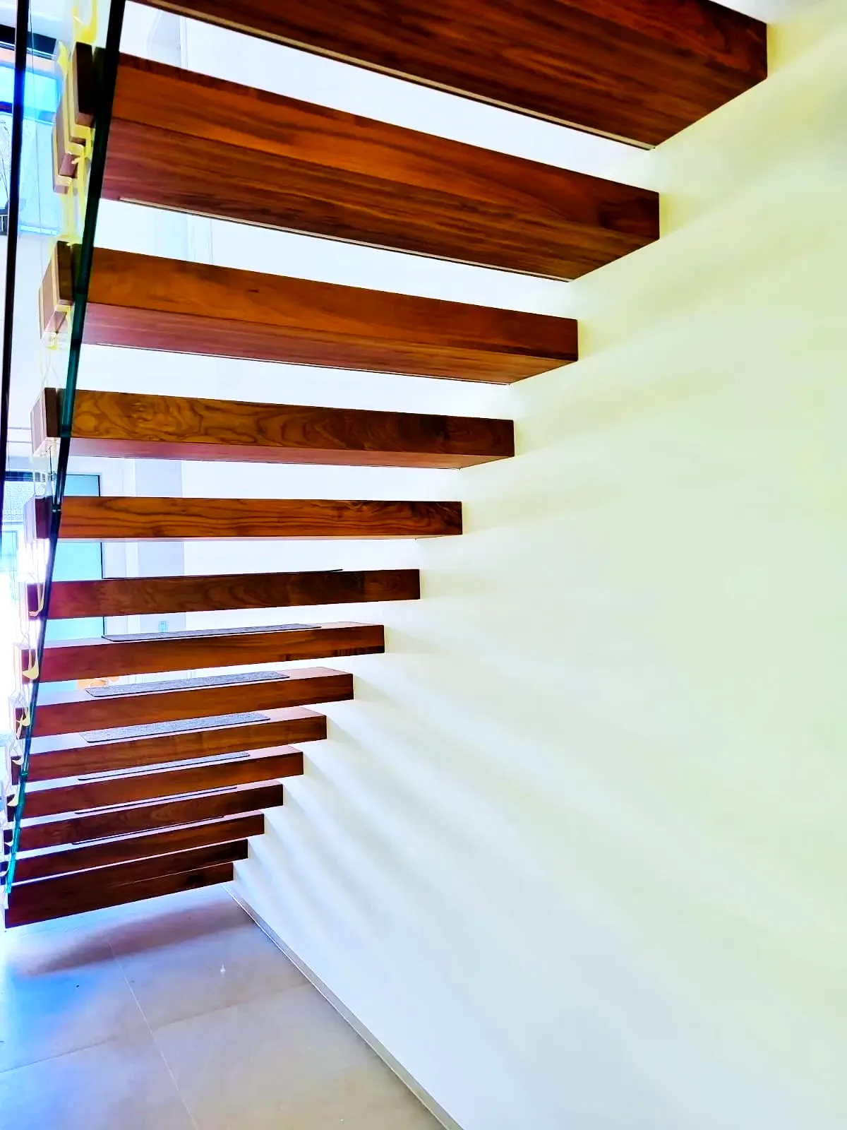 Kragarmtreppe – dunkles Holz, Glasgeländer – Projekt von Treppen Sonsala