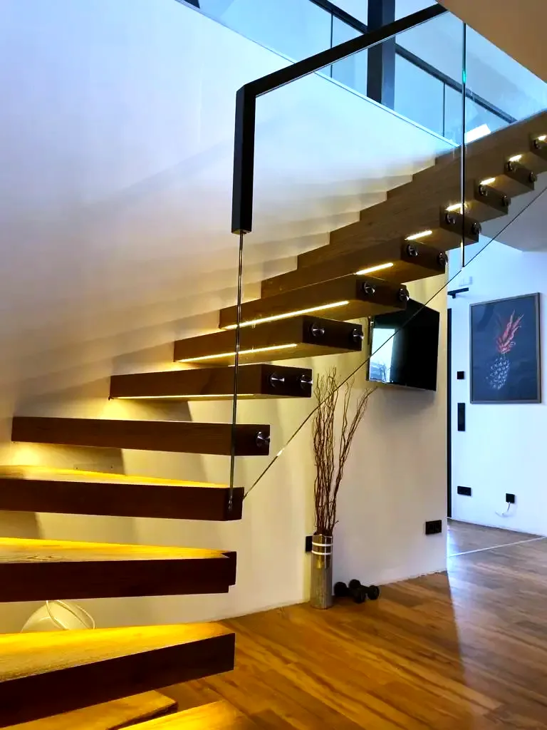 Kragarmtreppe – dunkles Holz, Glasgeländer, LED-Stufenlicht – Projekt von Treppen Sonsala