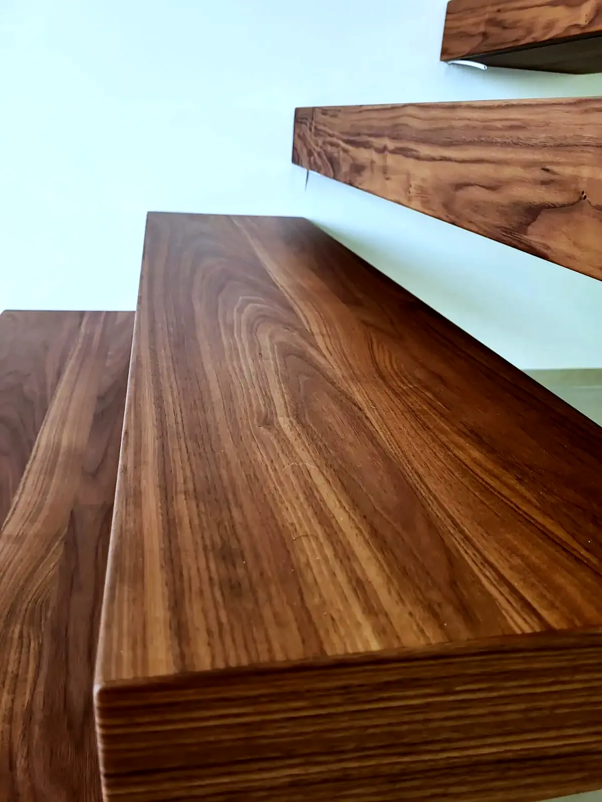 Kragarmtreppe – dunkles Holz, ohne Geländer, Detail – Projekt von Treppen Sonsala