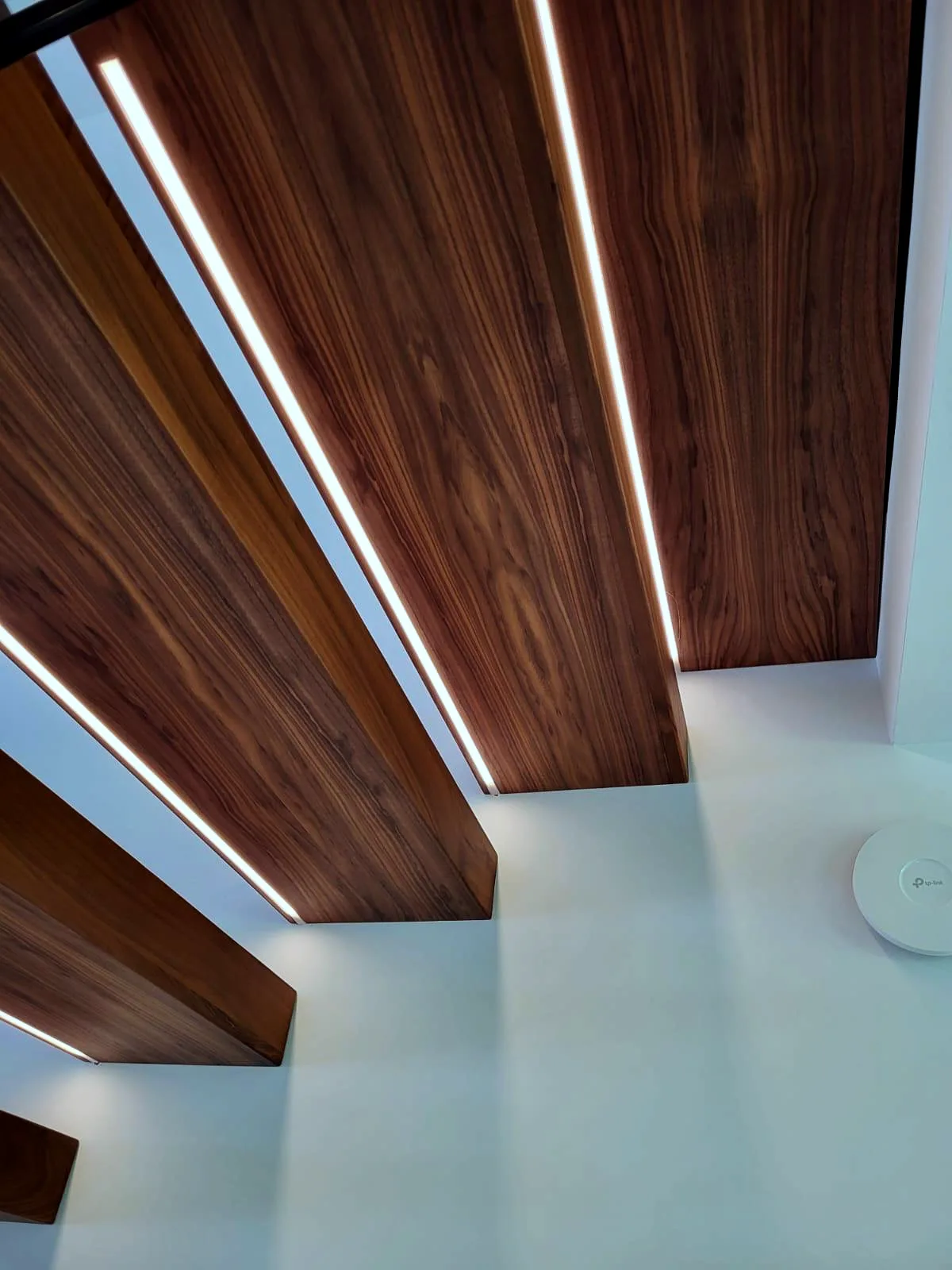 Kragarmtreppe – dunkles Holz, ohne Geländer, LED-Stufenlicht, Detail – Projekt von Treppen Sonsala