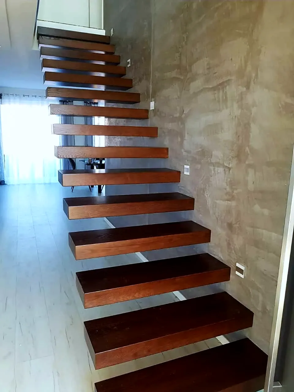 Kragarmtreppe – dunkles Holz, ohne Geländer, LED-Wandspots – Projekt von Treppen Sonsala