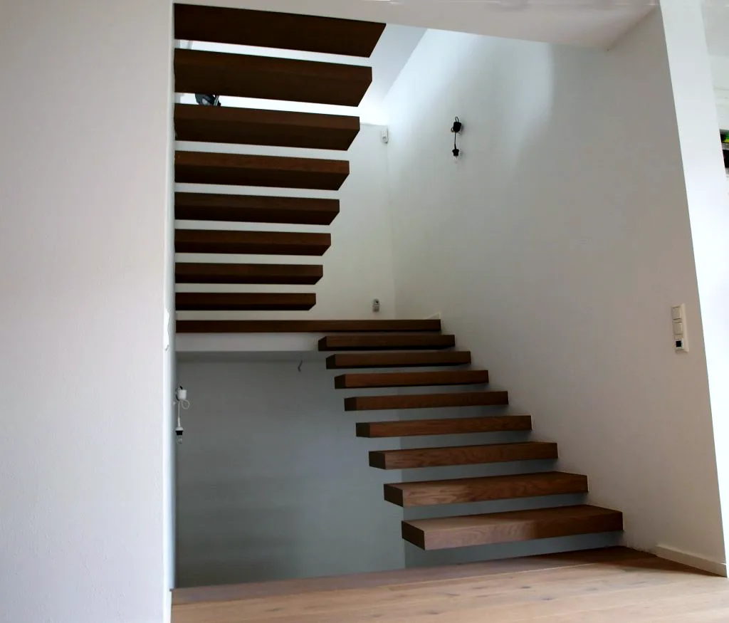 Kragarmtreppe in L-Form (90°-Wendung) – dunkles Holz, ohne Geländer – Projekt von Treppen Sonsala
