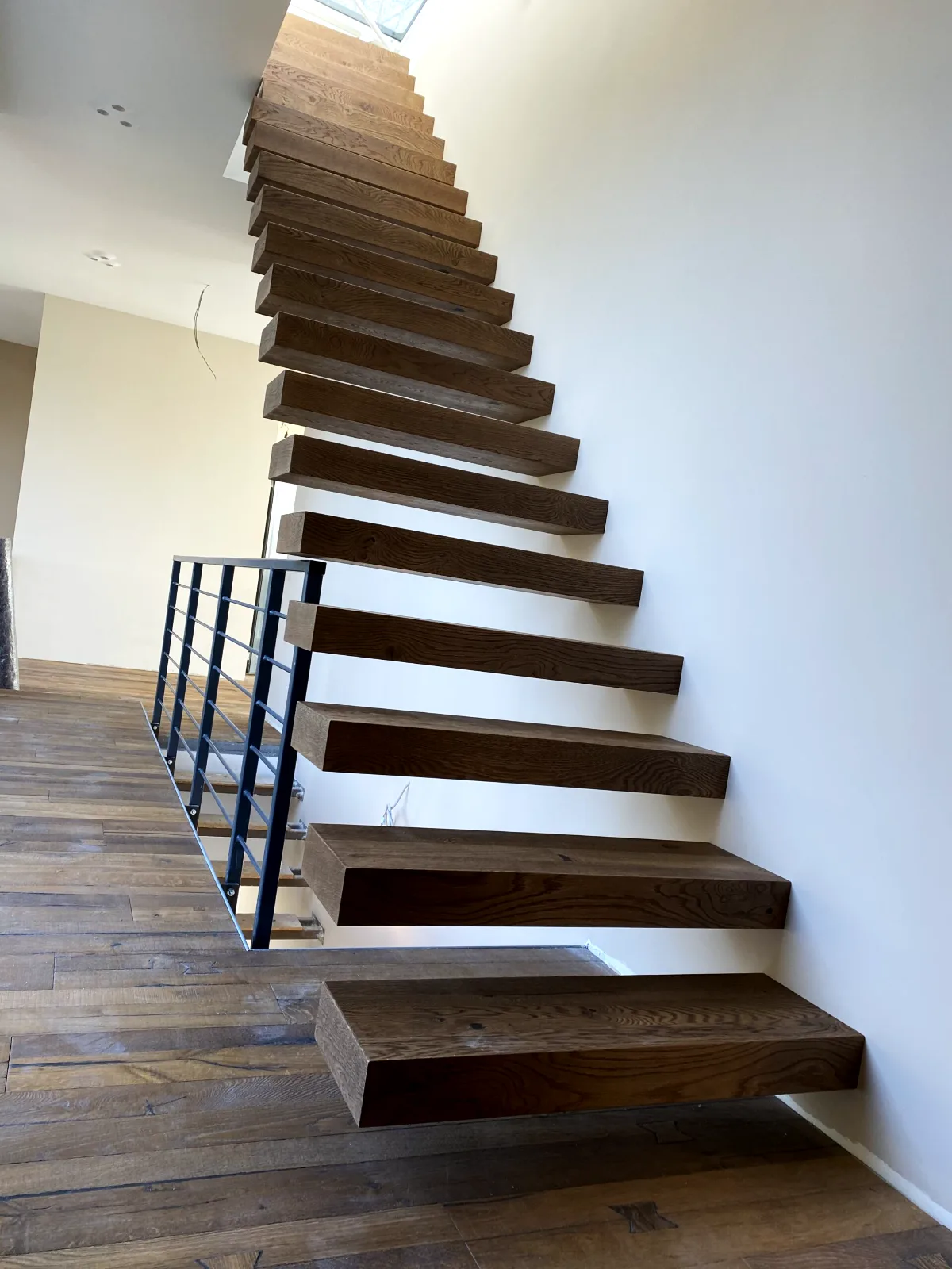 Kragarmtreppe – dunkles Holz, Stahlgeländer – Projekt von Treppen Sonsala