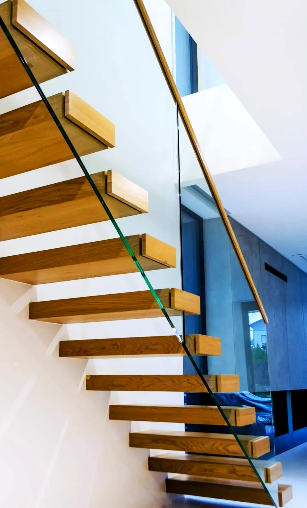 Kragarmtreppe – helles Holz, Glasgeländer – Projekt von Treppen Sonsala