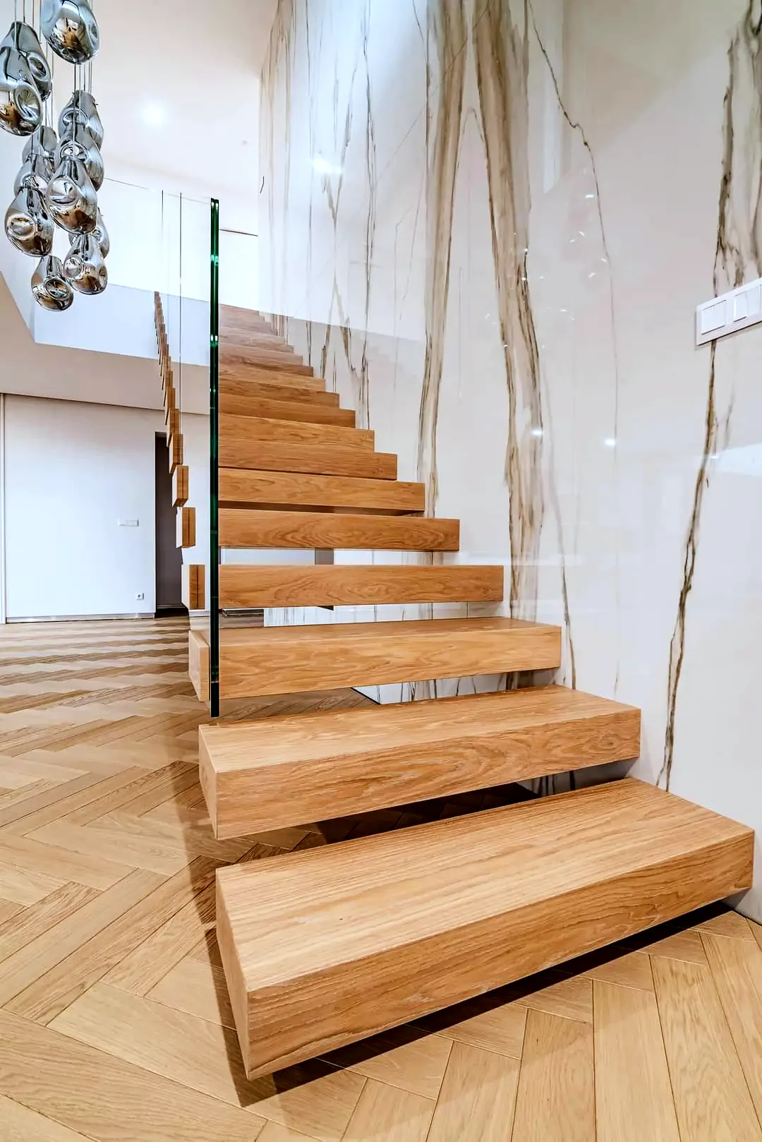 Kragarmtreppe – helles Holz, Glasgeländer – Projekt von Treppen Sonsala
