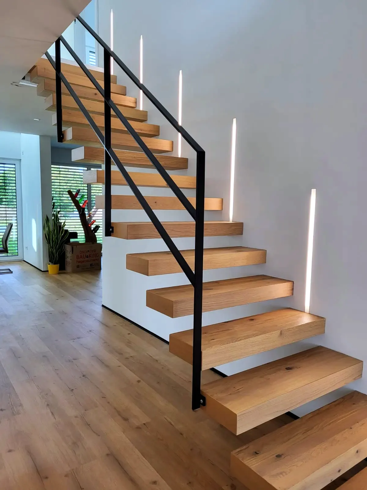 Kragarmtreppe – helles Holz, Stahlgeländer, LED-Lichtfugen – Projekt von Treppen Sonsala