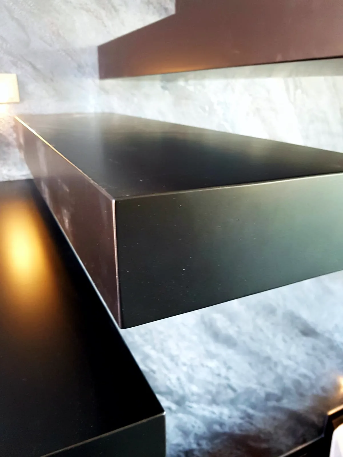 Kragarmtreppe – schwarze Stufen, ohne Geländer, Detail – Projekt von Treppen Sonsala