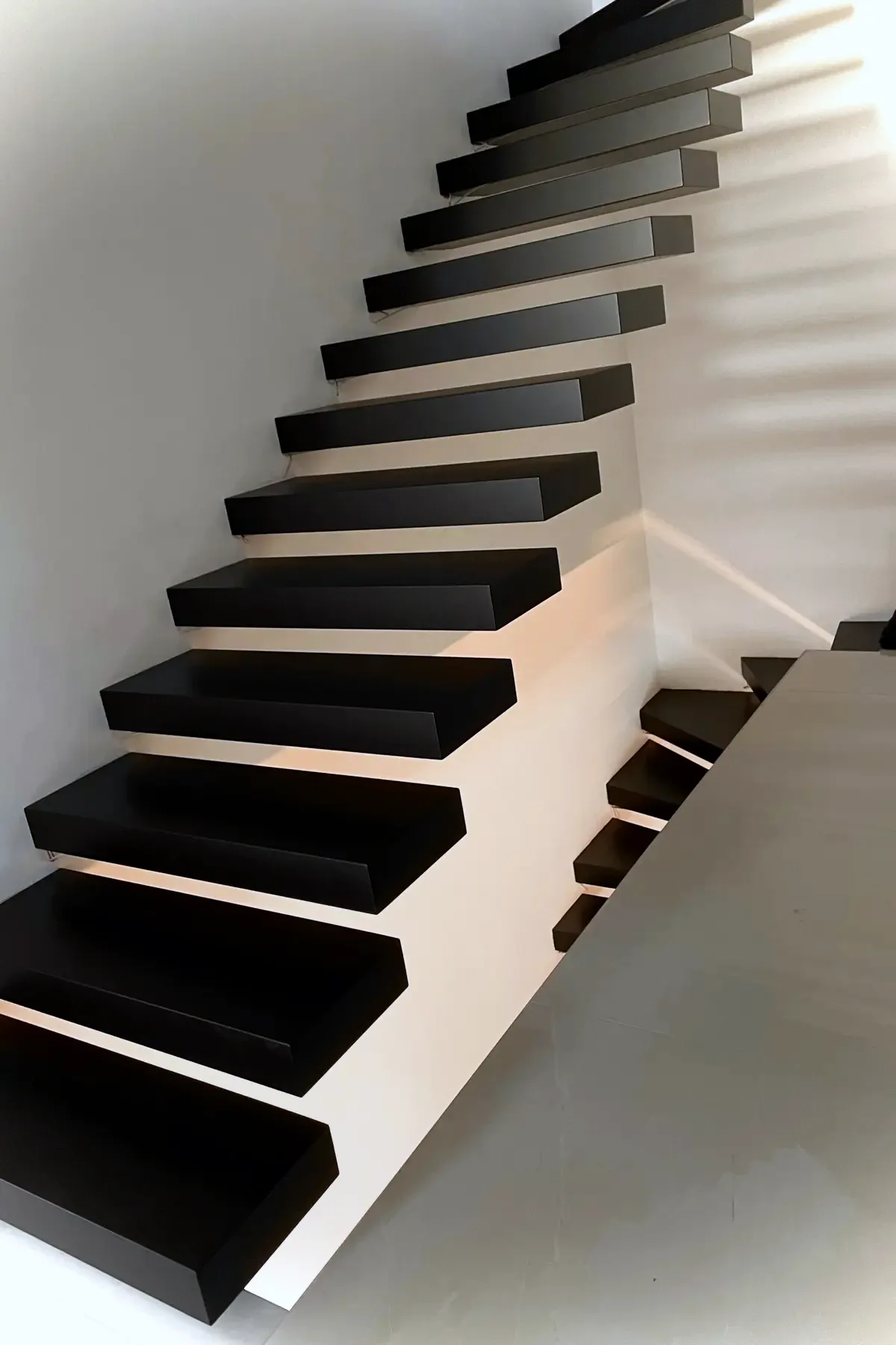 Kragarmtreppe – schwarze Stufen, ohne Geländer – Projekt von Treppen Sonsala