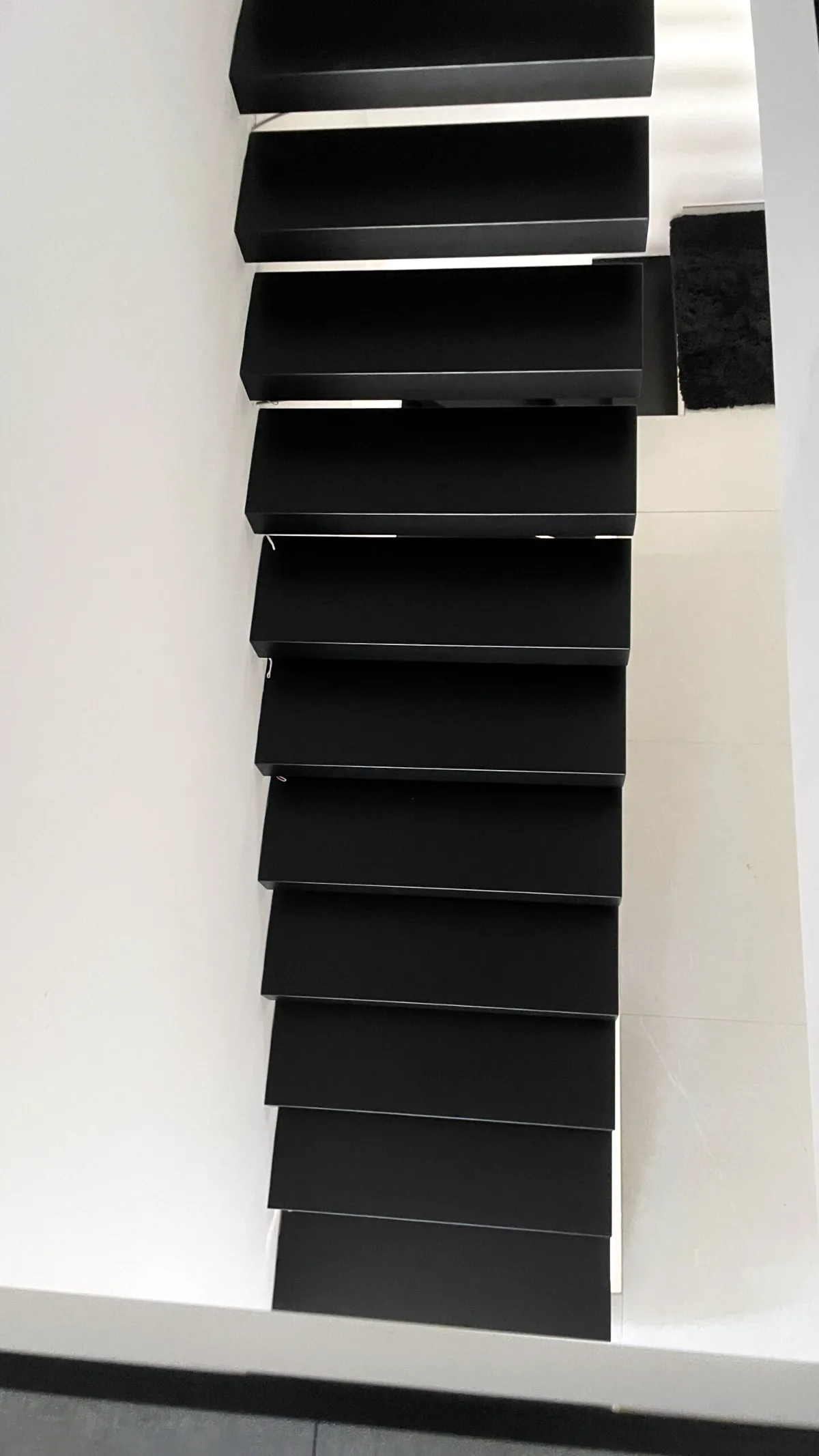 Kragarmtreppe – schwarze Stufen, ohne Geländer – Projekt von Treppen Sonsala