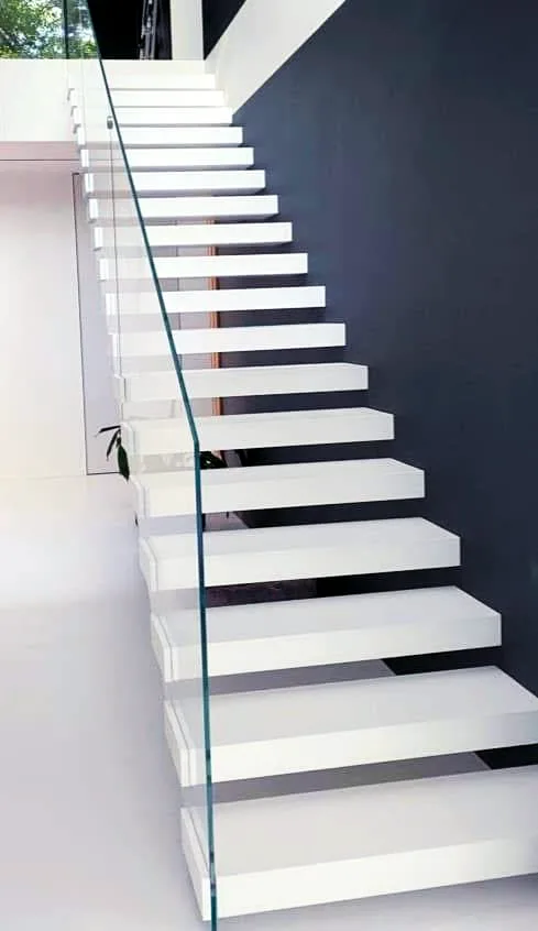Kragarmtreppe – weiße Stufen, Glasgeländer – Projekt von Treppen Sonsala