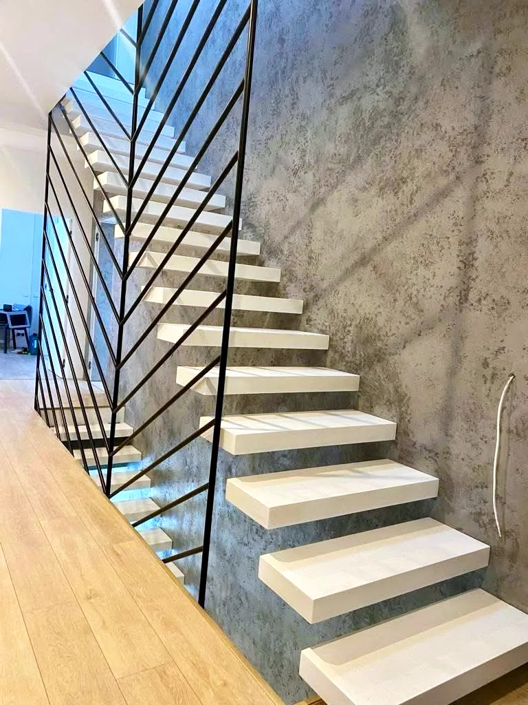 Kragarmtreppe – weiße Stufen, Stahlgeländer – Projekt von Treppen Sonsala