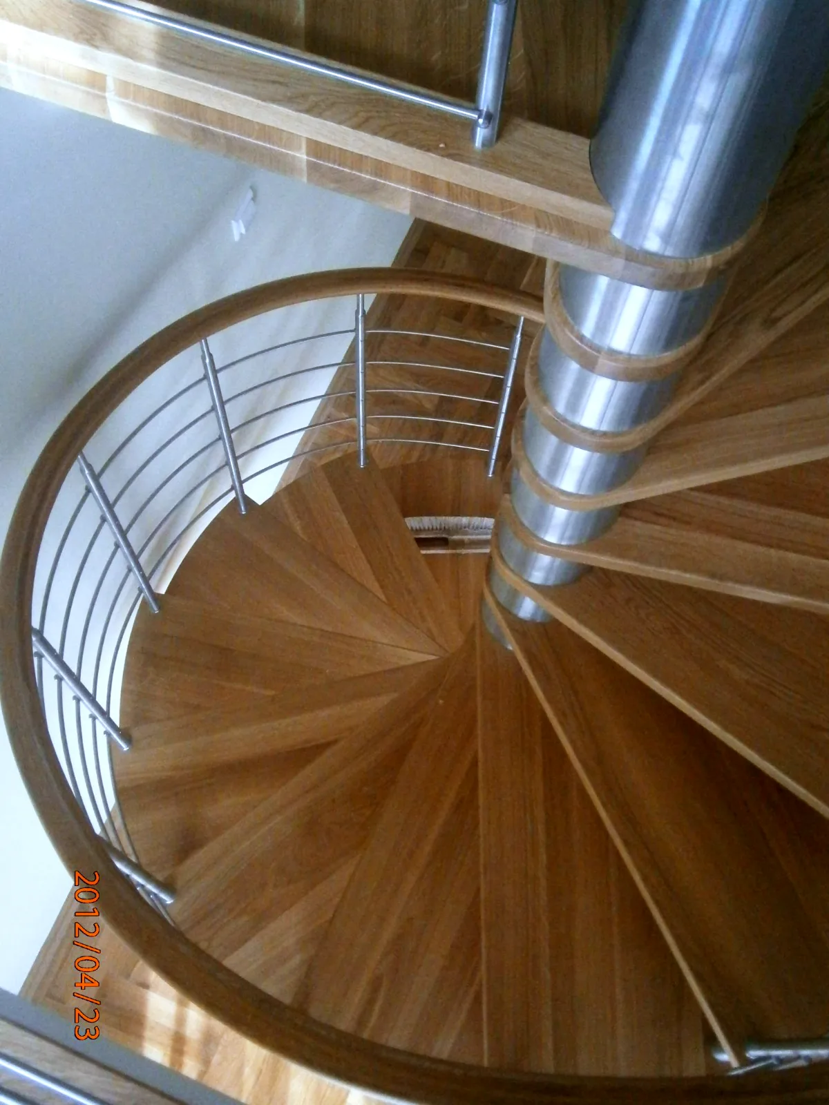 Spindeltreppe – helles Holz, Stahlgeländer, Detail – Projekt von Treppen Sonsala