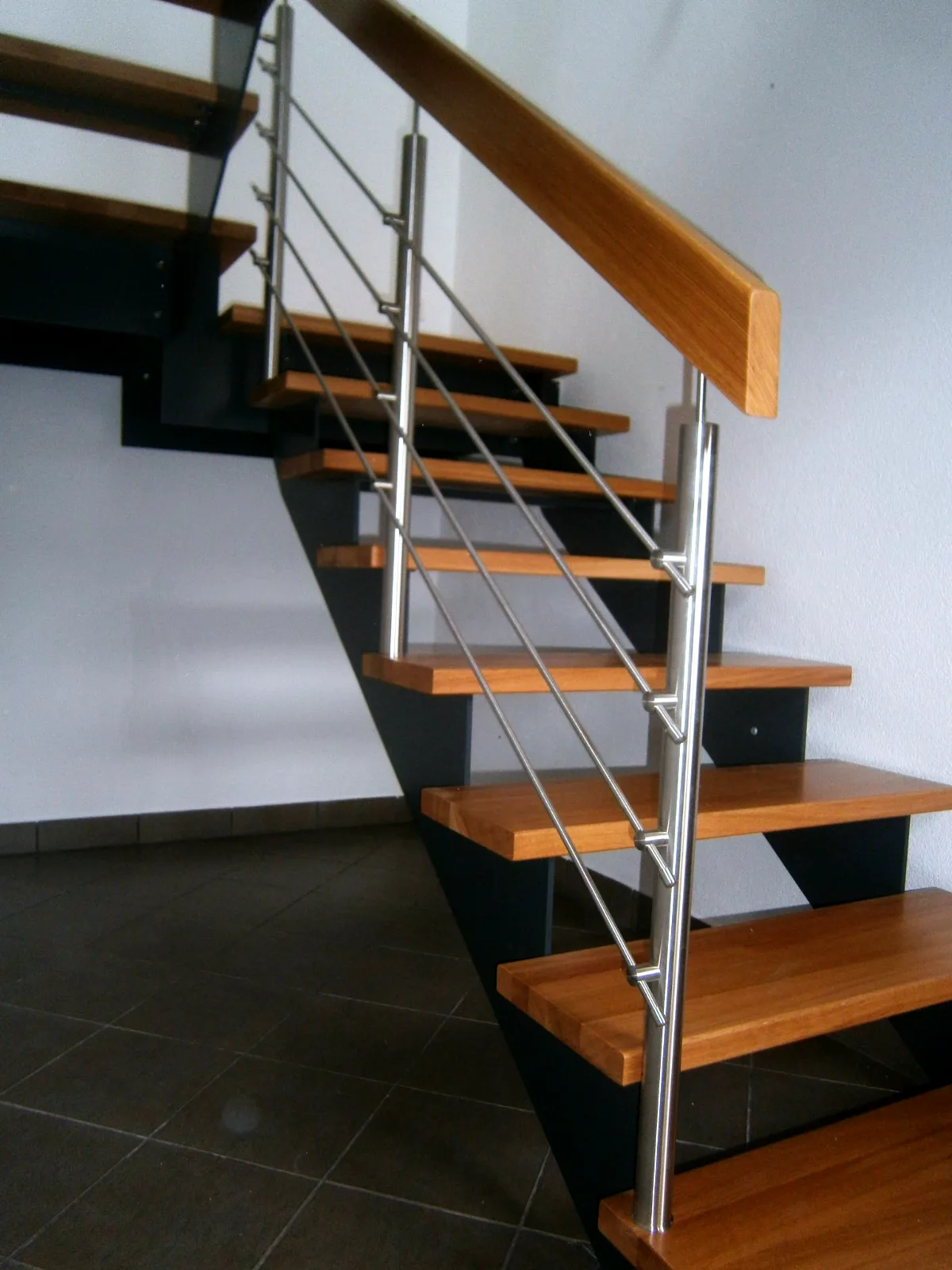 Stahltreppe – Eiche natur, Edelstahl-Reling – Projekt von Treppen Sonsala