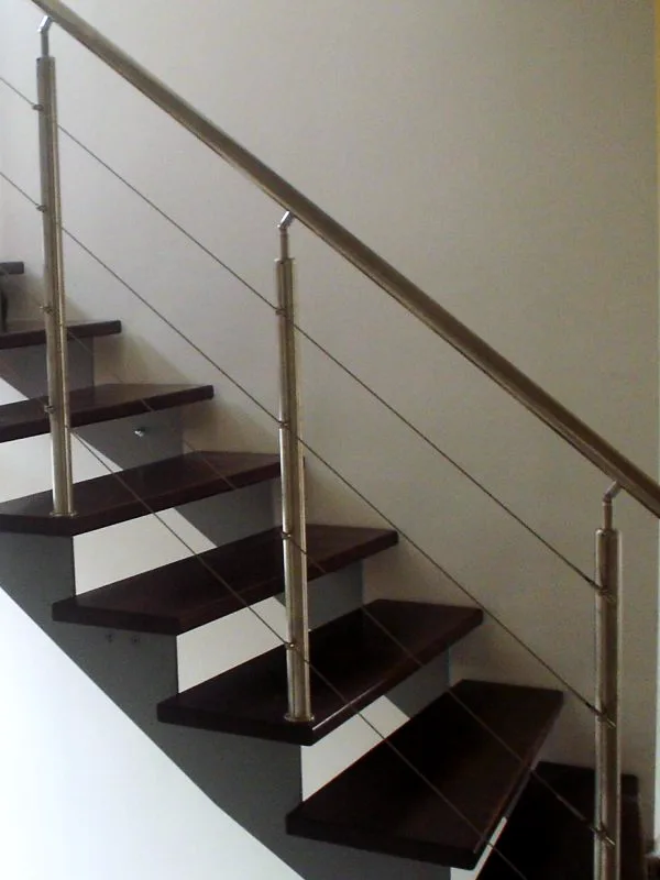 Stahltreppe – dunkles Holz, Edelstahl-Reling – Projekt von Treppen Sonsala