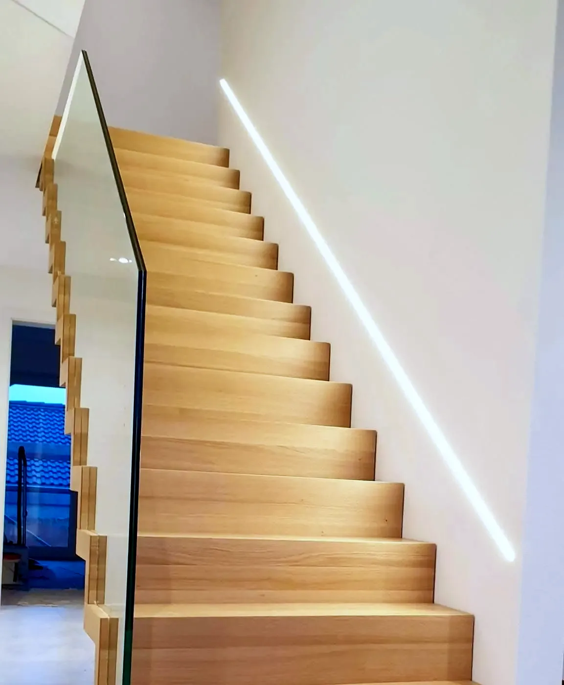 Faltwerktreppe – helles Holz, Glasgeländer, LED-Lichtfugen – Projekt von Treppen Sonsala