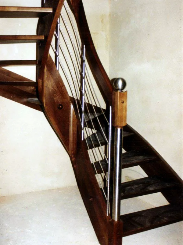 Wangentreppe in L-Form (90°-Wendung) – Holzwangen, dunkles Holz, Stahlgeländer – Projekt von Treppen Sonsala