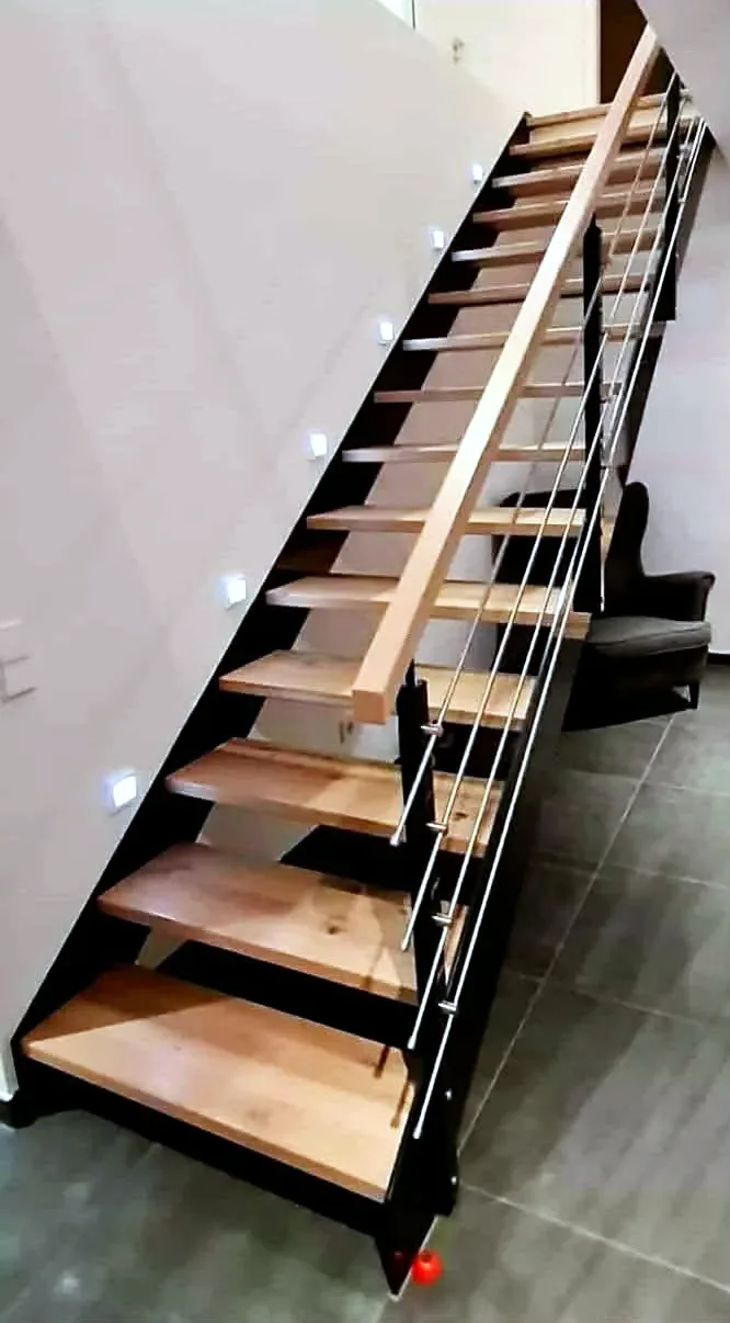 Wangentreppe – Stahlwangen, helles Holz, Edelstahl-Reling, LED-Wandspots – Projekt von Treppen Sonsala